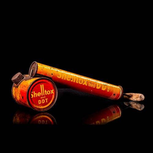 Vintage Shell oil cans with red and yellow branding from the 1900-1920 old logo Vintage Shell oil cans from 1900-19255, featuring the old logo. The photo showcases an antique tin red with yellow accents, displaying the historic Shell emblem. Shot in a studio against a solid black background