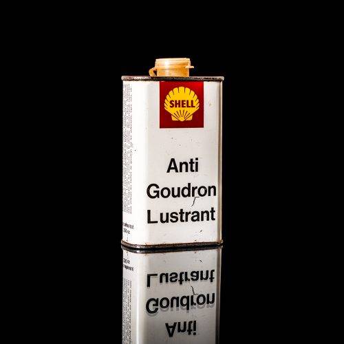 Vintage Shell oil cans with red and yellow branding from the 1900-1920 old logo Vintage Shell oil cans from 1900-19255, featuring the old logo. The photo showcases an antique tin red with yellow accents, displaying the historic Shell emblem. Shot in a studio against a solid black background
