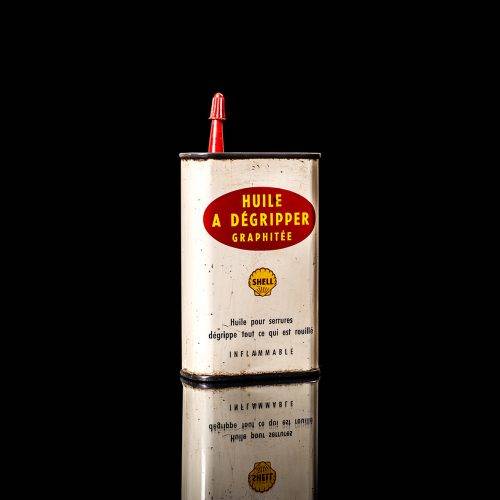 Vintage Shell oil cans with red and yellow branding from the 1900-1920 old logo Vintage Shell oil cans from 1900-19255, featuring the old logo. The photo showcases an antique tin red with yellow accents, displaying the historic Shell emblem. Shot in a studio against a solid black background