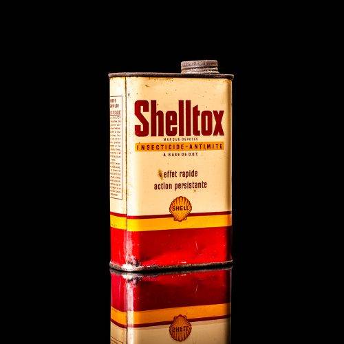 Vintage Shell oil cans with red and yellow branding from the 1900-1920 old logo Vintage Shell oil cans from 1900-19255, featuring the old logo. The photo showcases an antique tin red with yellow accents, displaying the historic Shell emblem. Shot in a studio against a solid black background